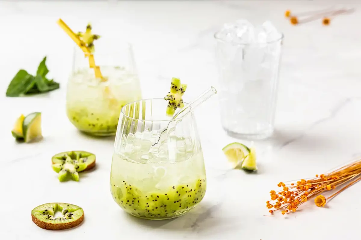 Mise en scène de deux cocktails avec des produits frais pour une séance de photo