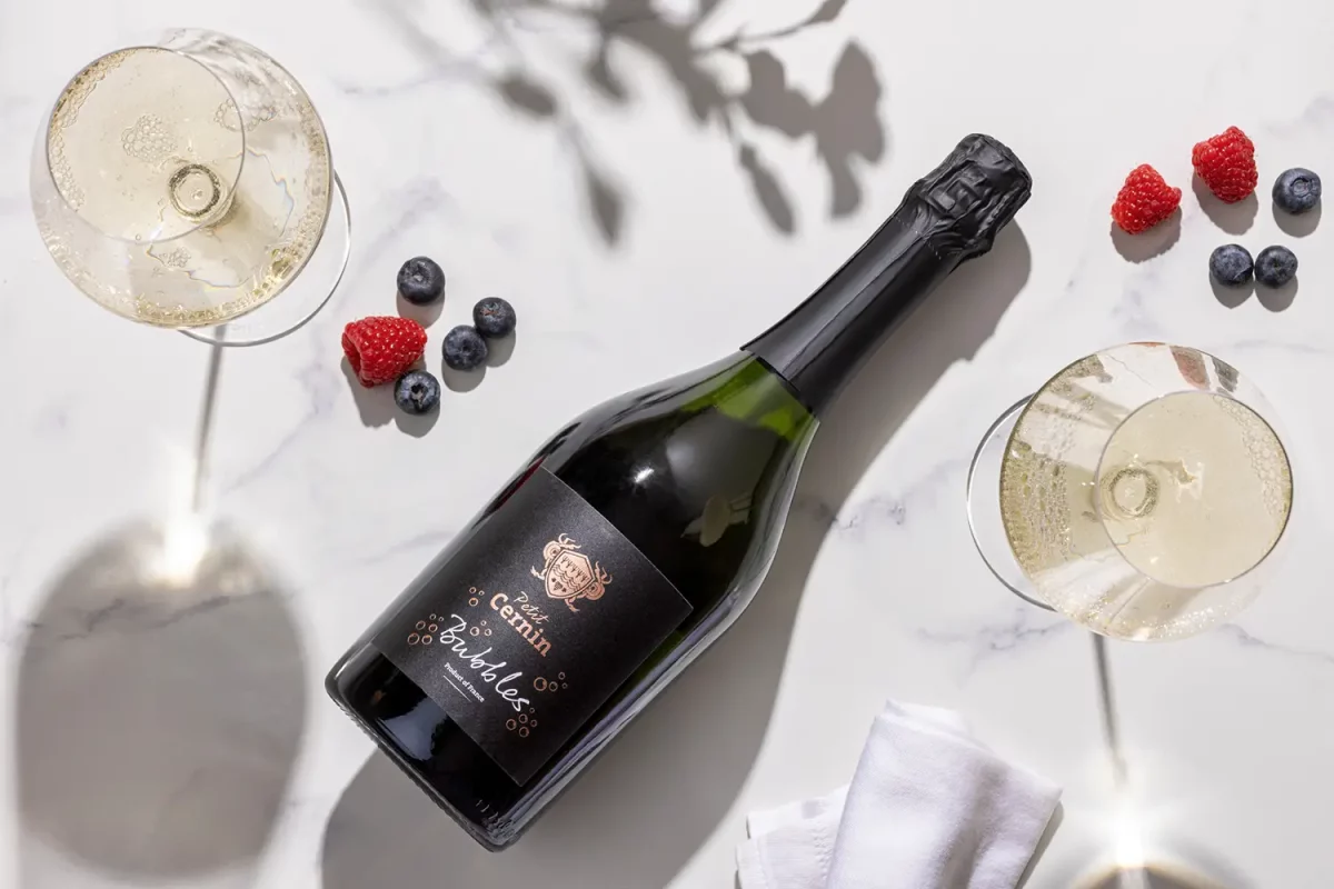 Bouteille vue de dessus avec deux verres type champagne. Studio photo à Toulouse pour le culinaire et les maisons de vin